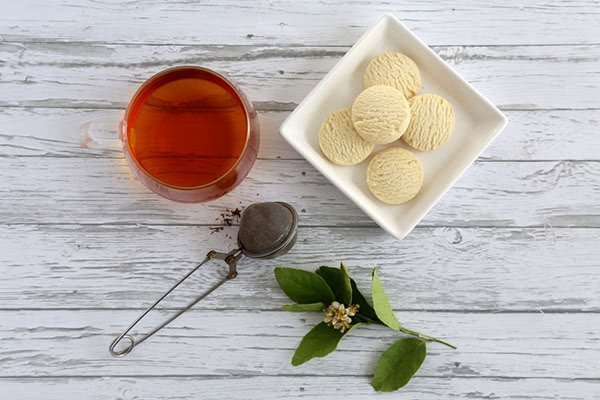 Black tea produced by a complex processing