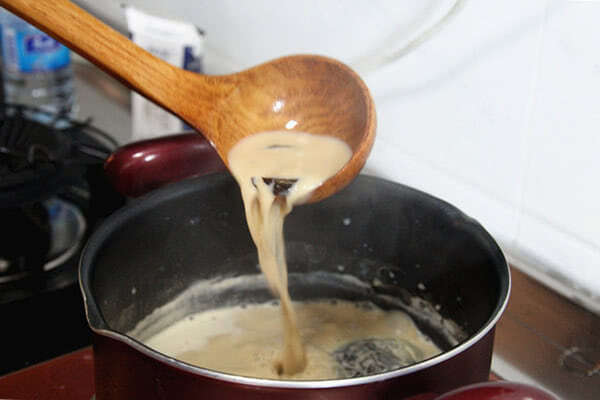 Keep stirring the boiling milk tea