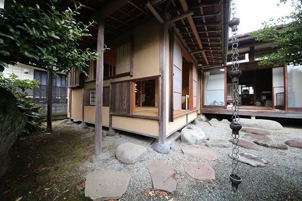 Roji outside the tea house