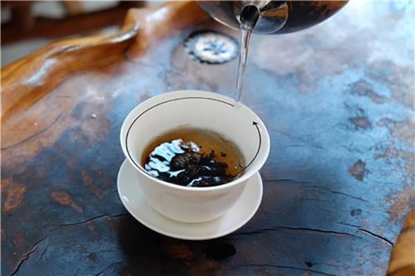 Slowly add water from the edge of the Gaiwan
