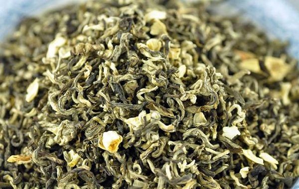 The jasmine loose tea contains some dried petal