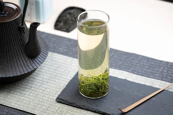 Brewing Biluochun with a glass cup and enjoy alone