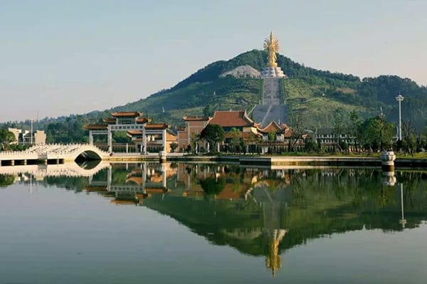 The Huge Thousand-Hand Guanyin statue in Weishan Mountain