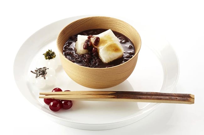 Shiruko, the traditional Japanese soup, is made from red beans and Kagami Mochi
