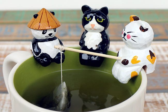 a cute accessor helps fix the tea bag at an ideal position