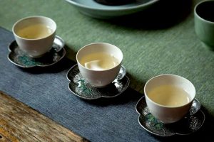 The white peony tea infusion is weak but full of aroma