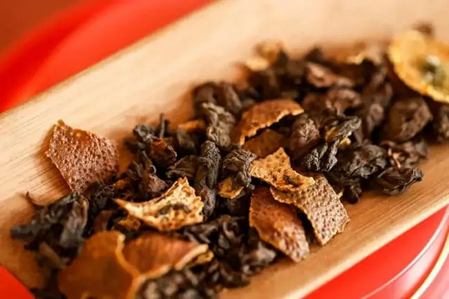 Brewing Pu-erh tea with aged tangerine peels